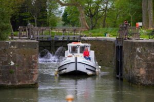 Barka w śluzie na Canal du Midi