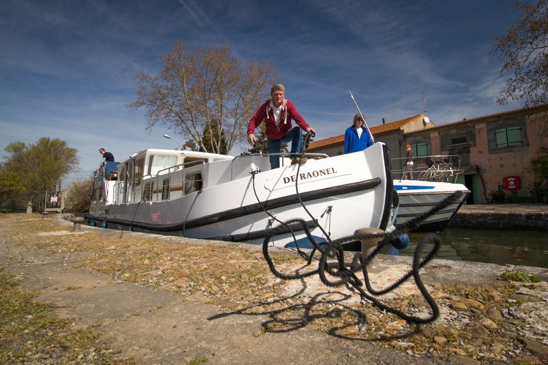 W śluzie na Canal du Midi Francja