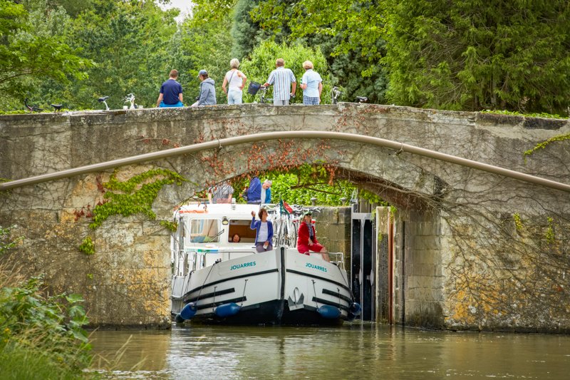 Canal du Midi barka pod mostem wyjście ze śluzy 18