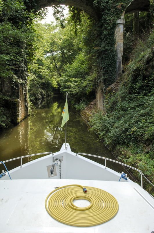 Kanał Nivernais Burgundia barka wakacje