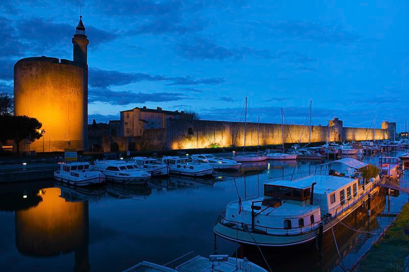 Aigues-Mortes Francja region Camargue port noc mury miejskie