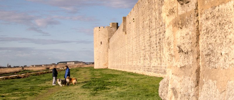 Aigues-Mortes Francja region Camargue mury miejskie