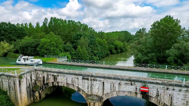 Most na Canal Latéral à la Garonne nad rzeką Petite Baïse