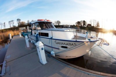 Nautika 830 z boku