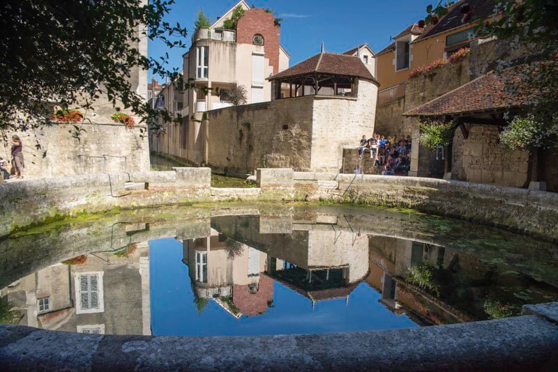 Tonnerre studnia Diany Burgundia wakacje na barce