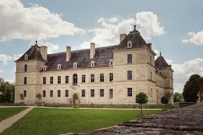 Ancy le Franc zamek Burgundia barka wakacje