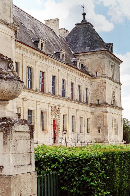 Ancy le Franc zamek Burgundia barka wakacje