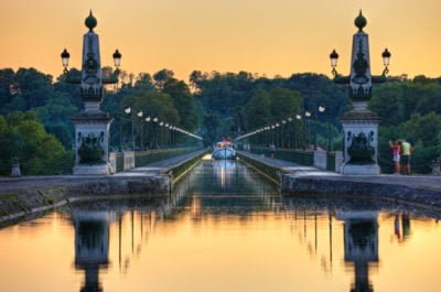 Akwedukt Briare most Canal Lateral Loara Burgundia barka wakacje