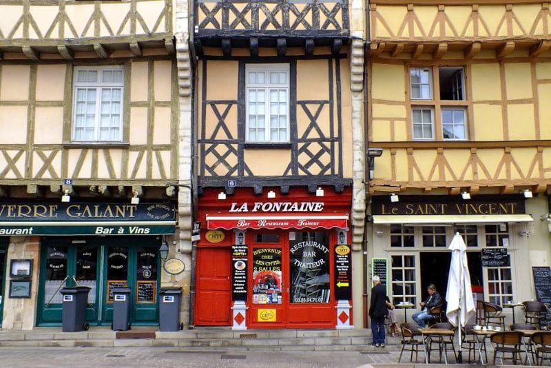 Chalon-sur-Saone rynek kamienice Burgundia barka wakacje