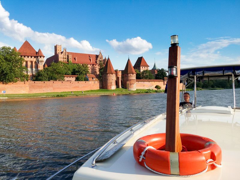 Widok na zamek w Malborku z pokładu barki