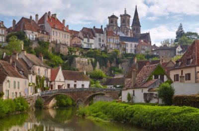 Semur en Auxois Cote d'Or Burgundia barka wakacje
