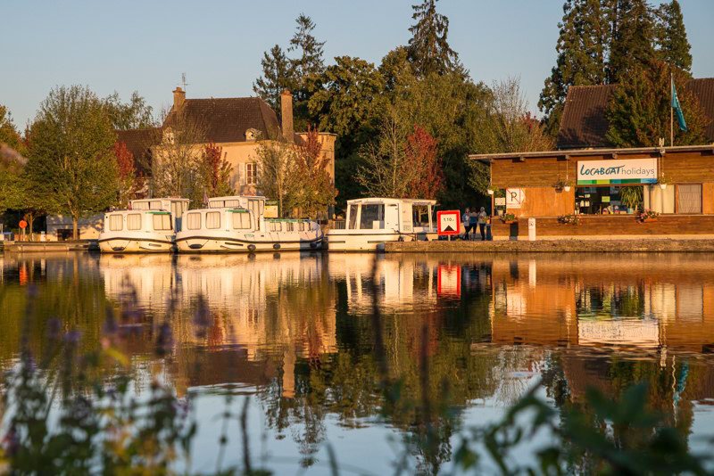 Saint-Léger-sur-Dheune baza Locaboat jesień barki