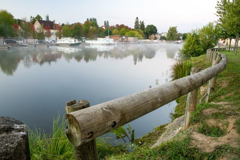 Saint-Léger-sur-Dheune baza Locaboat kanał Burgundzki barki