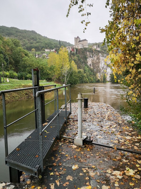 Śluza na rzece Lot z widokiem na Saint Cirq Lapopie