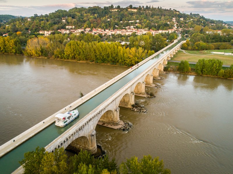 Most kanałowy nad rzeką Garonną