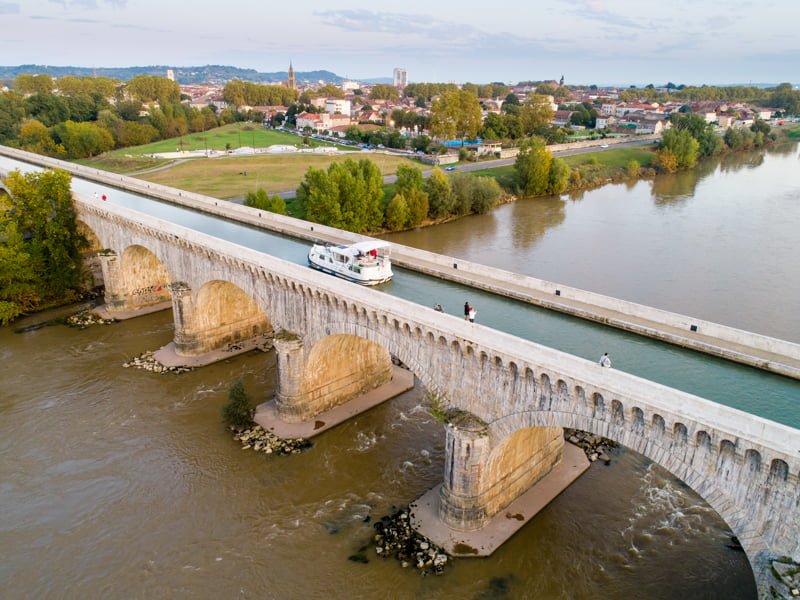 barką mostem przez Garonnę