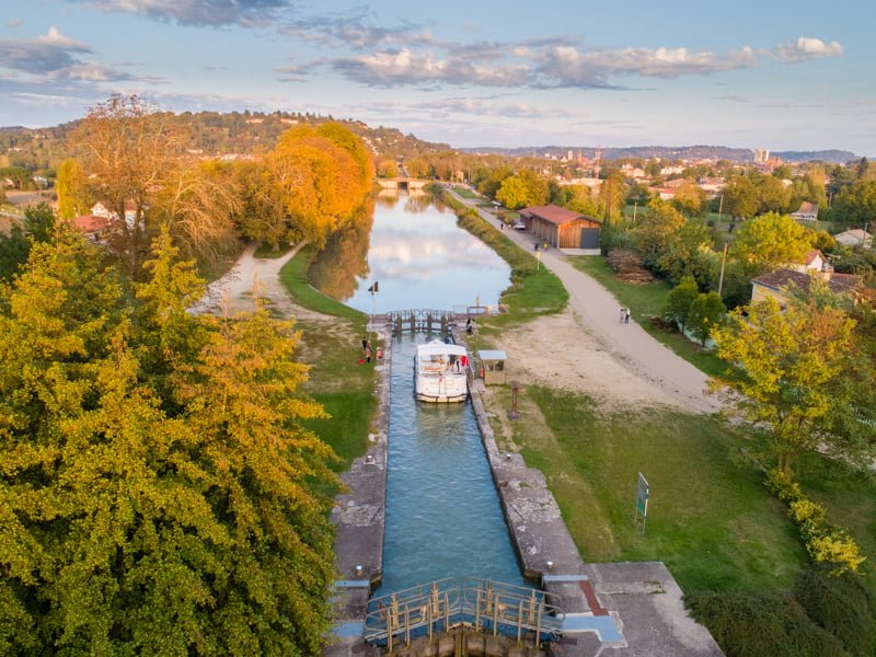 Widok z góry na śluzy na kanale garonny