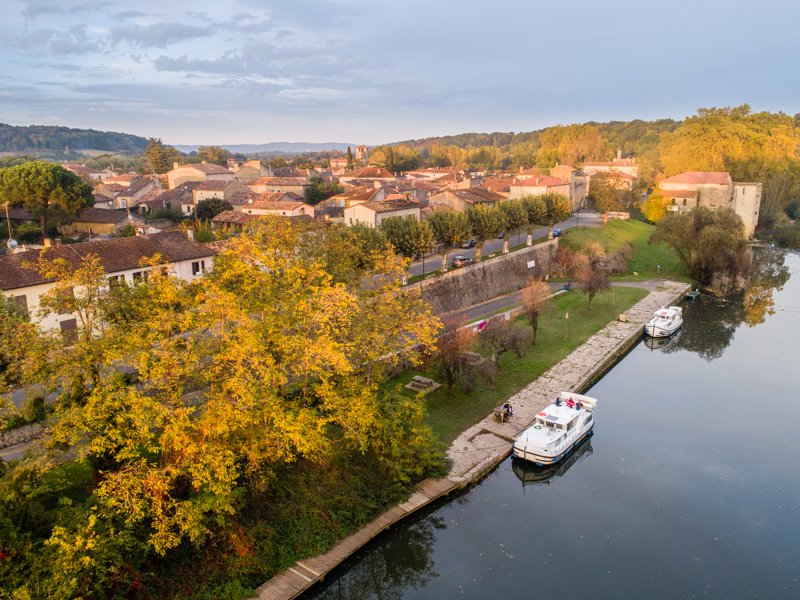 Widok z góry na port w Vianne