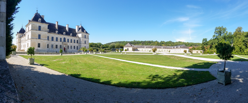 Ancy-le-Franc widok na pałac i stajnie