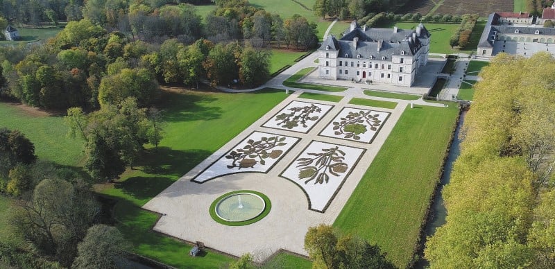 Zamek Ancy le Franc widok na ogród