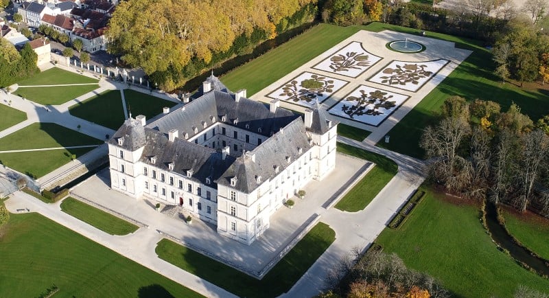 Zamek Ancy le Franc widok na ogród