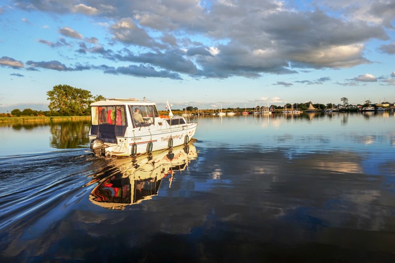 Barka zmierzająca do Mariny Błotnik