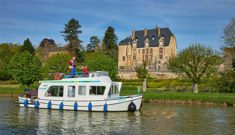 Barka w Charillon en Bazois na kanale Nivernais