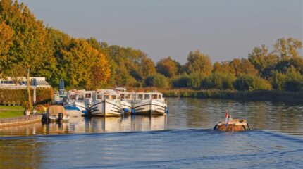 Loosdrecht baza locaboat barki kanał Holandia
