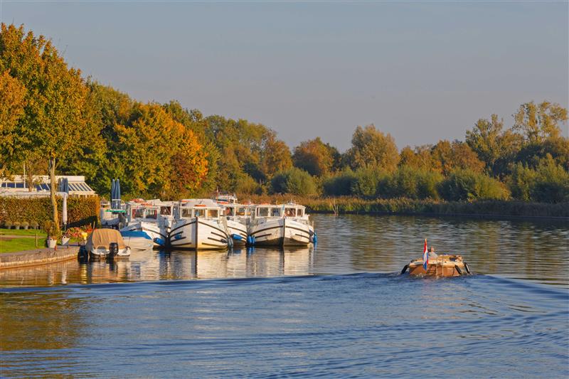 Loosdrecht baza locaboat barki kanał Holandia